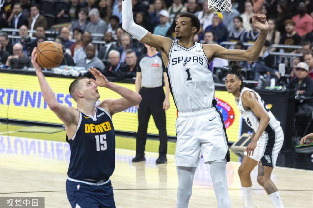 充满意外的 充满意外的